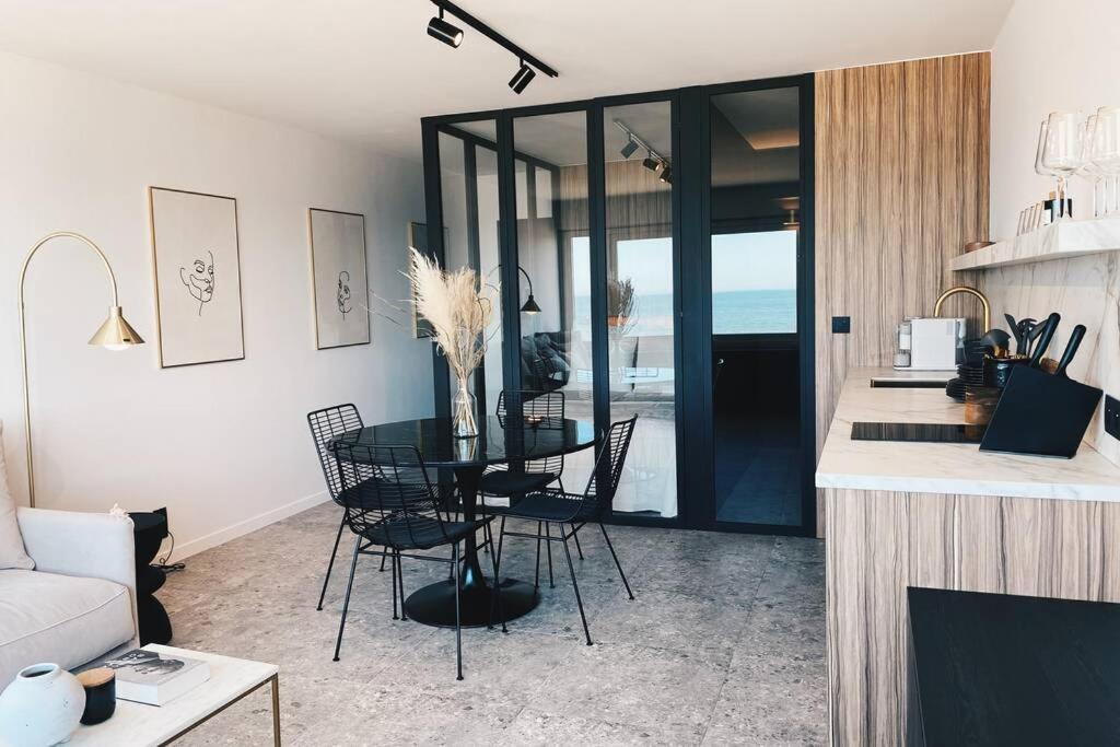Wonderful Architect Designed Flat With Sea View Apartment Oostende Bagian luar foto